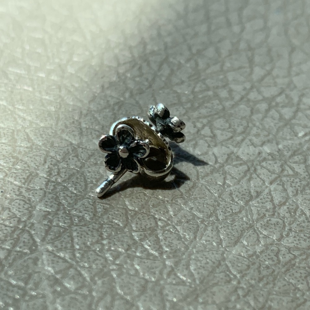 Flower stud earrings